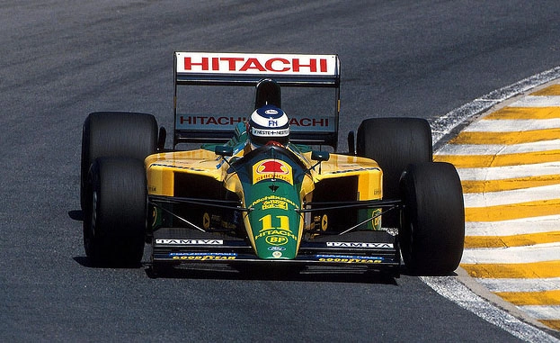 Com a Lotus-Ford em 1992, sua segunda temporada na Fórmula 1. Foto: Divulgação