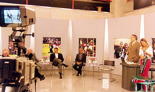 Da esquerda para a direita, no SuperTécnico da Band: a careca de Valdir Espinosa, meio corpo do Velho Lobo Zagallo, Abel Braga, Carlinhos, Milton Neves e Luize Altenhofen.

