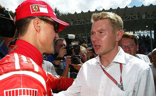 O alemão Michael Schumacher, em seus tempos de Ferrari, ao lado de Mika Hakkinen. Foto: Divulgação