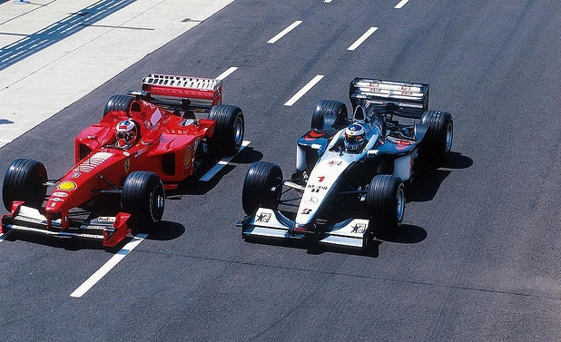 A Ferrari de Schumacher e a McLaren de Hakkinen dividiram as atenções enquanto os dois competiram juntos na Fórmula 1. Foto: Divulgação