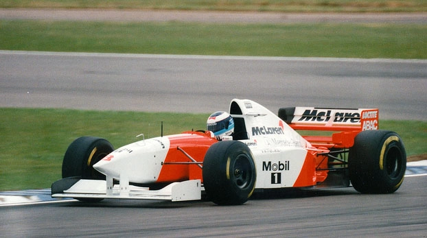 Com a McLaren-Mercedes em 1995, primeiro que a montadora alemã forneceu motores para a equipe inglesa. Foto: Divulgação