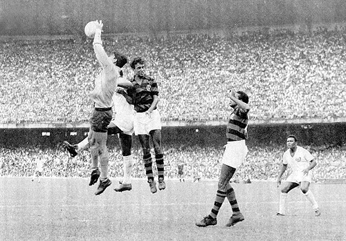 Em mais um Flamengo e Santos, num Maracanã lotado, Marcial sobe para evitar o gol do Rei Pelé, marcado de perto pelo meia Carlinhos (hoje técnico e sempre ligado ao Fla). O matador Coutinho (dir), atrás do zagueiro Ditão (com o braço em frente ao rosto), só observa.

