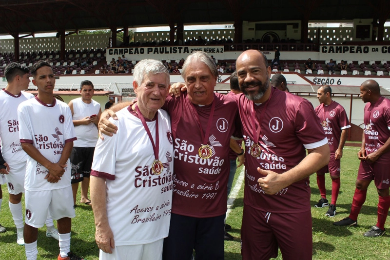 Em 02 de dezembro de 2017, dia de comemorar os 20 anos pelo acesso do Juventus, na rua Javari. Da esquerda para a direita: Domingos Sanches (atual presidente do Juventus), Écio Pasca e Sérgio Soares. Foto: arquivo pessoal de Écio Pasca