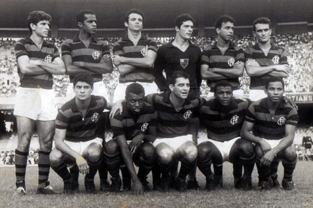 Esta formação do Flamengo entrou em campo no dia 6 de maio de 1967 para enfrentar o Corinthians no Maracanã pelo torneio Roberto Gomes Pedrosa. O jogo foi assistido por 20.089 pagantes, teve a arbitragem de Romualdo Arpi Filho e foi vencido pelo Timão por 3 a 2. Em pé, da esquerda para a direita, estão Murilo, Ditão, Jayme, Marco Aurélio, Carlinhos e Leon. Agachados: Pedrinho, Fio Maravilha, Américo, Ademar Pantera e Rodrigues