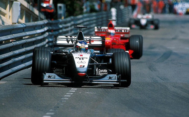 Mika Hakkinen nas ruas do Principado de Mônaco, com Schumacher e Couthard no seu encalço. Foto: Divulgação