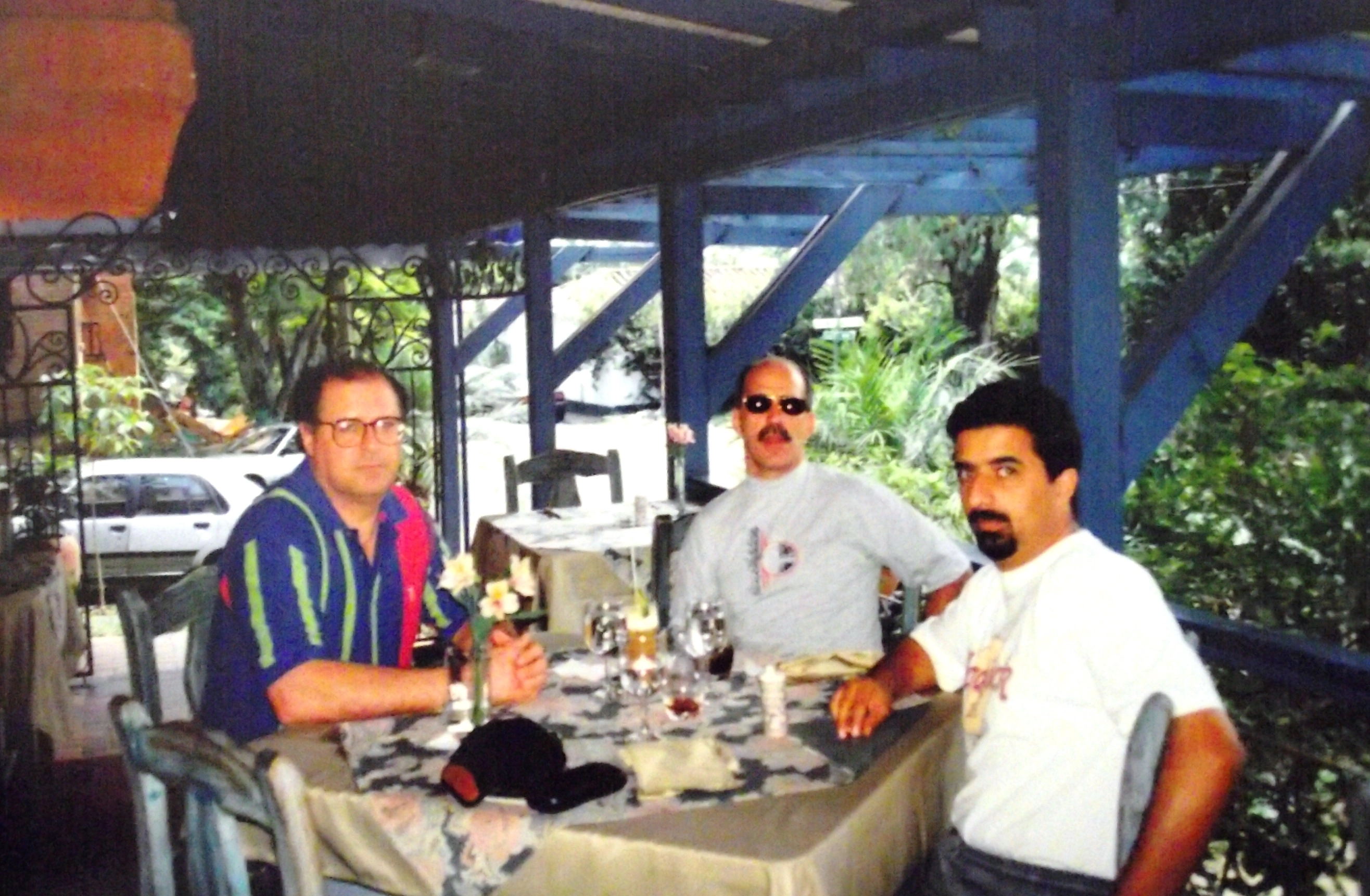 Medellin, na Colômbia, em 1995. Final da Copa Libertadores entre Atlético Nacional e Grêmio. Da esquerda para direita, Idival Marcusso, Mario Sérgio Pontes de Paiva e Tatá Muniz. Foto: Arquivo pessoal Tatá Muniz
