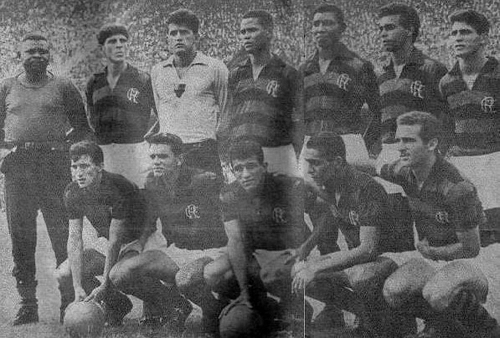 Mais uma formação do Fla na década de 60. Em pé, da esquerda para a direita: Murilo, Ditão, Marcial, Jouber, Carlinhos e Paulo Henrique. Agachados: Amauri, Nélson, Airton, Paulo Choco e Osvaldo. A foto foi enviada pelo querido Marcus Rouanet Machado de Mello.


