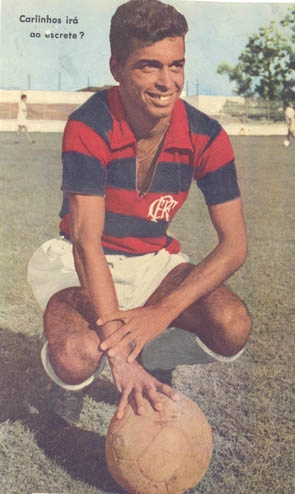 Bela pose do ex-volante com a camisa do Flamengo. Reparem na bola. Era necessária muita destreza para dominar uma pelota dessas... Foto enviada por Marcus Rouanet Machado de Mello