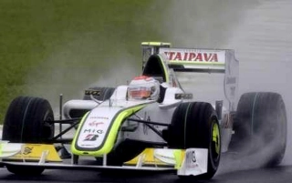 Com a Brawn-GP, piloto fez uma volta brilhante no asfalto molhado de Interlagos. Foto: Divulgação