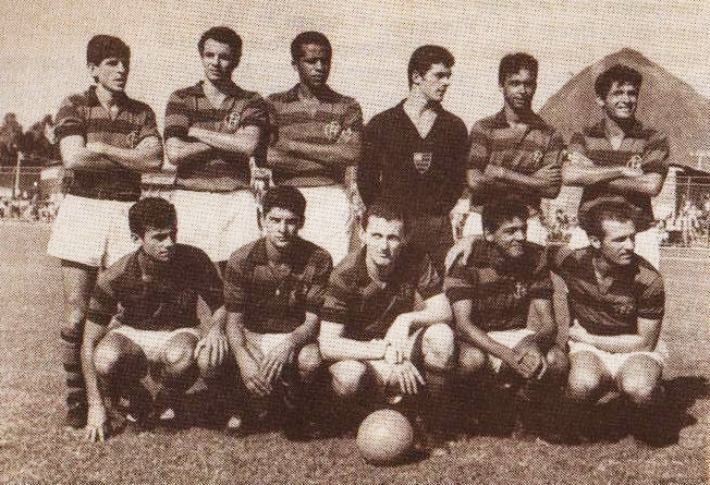 Em pé: Murilo, Jaime Valente, Ditão, Marco Aurélio, Carlinhos e Paulo Henrique. Agachados: o segundo é Pedrinho, o terceiro é Paulo Choco, o quarto é César e Osvaldo Ponte Aérea é o último. Foto enviada por Marcus Rouanet Machado de Mello