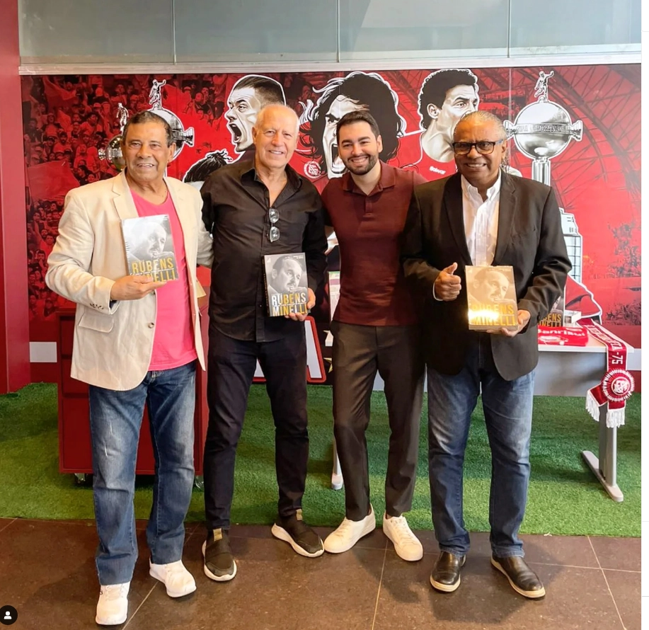Em 10 de maio de 2025, dia em que Brunno Minelli (neto de Rubens Minelli) lançou a biografia de seu avô no Museu do Inter, no Beira-Rio. Na foto, da esquerda para a direita: Valdomiro, Larry, Brunno Minelli e Jair. Foto: arquivo de Brunno Minelli