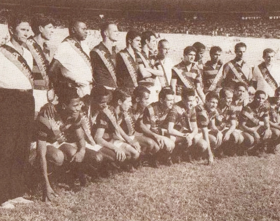 O Flamengo, campeão do IV Centenário da Cidade de São Sebastião do Rio de Janeiro. Em pé: o segundo é Murilo, o quarto é Valdomiro e, na sequência; Marco Aurélio, Jaime Valente, o tecnico Renganeschi, Paulo Henrique, Ditão e Carlinhos. Agachados: O segundo é Silva, o quarto é João Daniel, o quinto é Paulo Choco, o sétimo é Almir, o nono é Rodrigues e o último é César Maluco. Foto enviada por Marcus Rouanet Machado de Mello