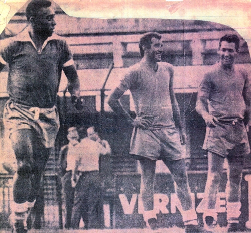 Vejam a imagem de um treino da Seleção Brasileira na Suécia, em 1965. Da esquerda para a direita estão Pelé, Gerson e Bianchini.