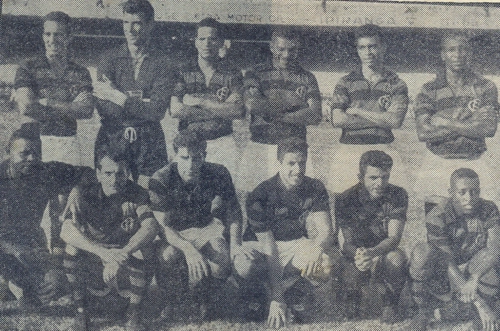 Este time do Flamengo conquistou o Torneio Rio-São Paulo de 1961. Na fase final, o rubro-negro foi superior a Corinthians, Santos e Palmeiras, vencendo os três times paulistas com facilidade. O Santos, por exemplo, caiu por 5 a 1, com gols de Gerson (3) e Dida (2). O Timão, no último jogo, foi derrotado por 2 a 0. Em pé estão Joubert, Ari, Bolero, Jadir, Carlinhos e Jordan; agachados vemos Joel, Gerson, Henrique Frade, Dida e Germano.