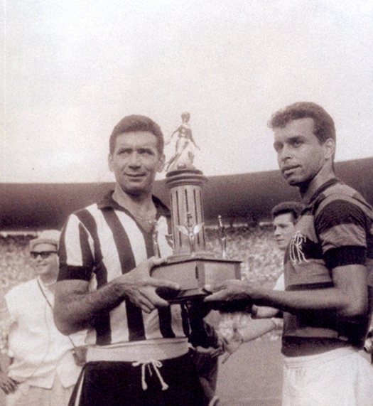 Carlinhos, do Flamengo, aparece na imagem entregando troféu ao grande lateral. Foto: Revista FOOTBALL