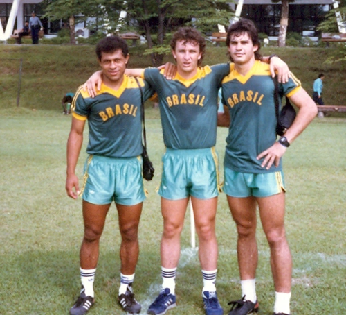 A foto é de 1988, em Seul. Acima, três integrantes da seleção medalha de prata. Da esquerda para a direita, o ponta-esquerda João Paulo, o meia Neto e o quarto-zagueiro André Cruz. À época, o trio se destacava no futebol de Campinas: João Paulo e Neto defendiam o Guarani, enquanto André Cruz jogava pela Ponte Preta