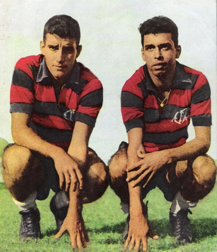 Gérson e Carlinhos posam com a camisa do Flamengo. Foto: Reprodução/A Gazeta Ilustrada