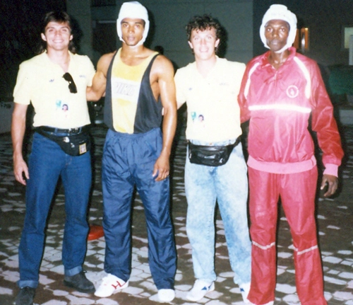 O lateral-direito Luiz Carlos Winck (primeiro da esquerda para a direita) e o meia Neto (o terceiro) posam para foto com pugilistas que também participavam das Olimpíadas de Seul, em 1988