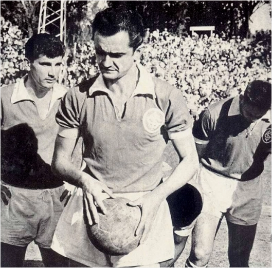 Segunda metade da década de 1950: Larry, à frente, e Zangão, à esquerda, se preparam para mais uma partida do Internacional do Estádio dos Eucaliptos. Foto retirada do Blog Tardes de Pacaembu