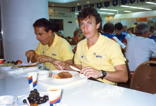 Veja a simplicidade do refeitório utilizado pela Seleção Brasileira Olímpica, em Seul, no ano de 88. O técnico Carlos Alberto Silva e o meia Neto almoçavam com talheres de plástico. E atletas de outros países também estavam lá. O local não era nada luxuoso, comparado com os hotéis onde ficam concentrados os times atuais