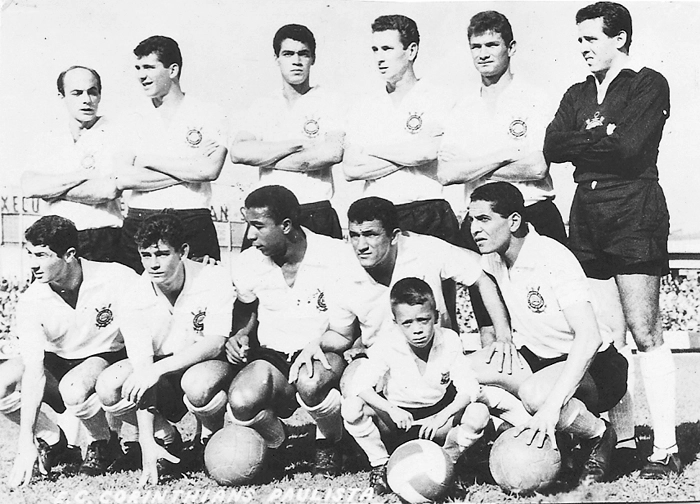 Da esquerda para a direita, em pé: Dino Sani, Galhardo, Édson Cegonha, Clóvis, Eduardo Albuquerque, e Heitor. Agachados: Marcos, Rivellino, Flávio Minuano, Airton Beleza e Geraldo José. Foto enviada por Renato Menezes Fernandes