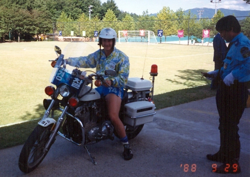 Neto pegou emprestada uma moto de um simpático policial coreano, em Seul, durante a Olimpíada de 1988. E até o capacete do guarda o meia usou