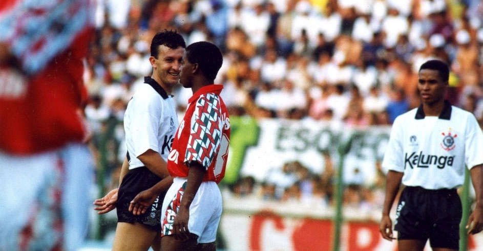 Campeonato Brasileiro, no dia 15 de setembro de 1991. Da esquerda para a direita, Neto, do Corinthians, sorri para Dener, da Portuguesa, após ter perdido lance. Paulo Sérgio observa o colega de time e o rival. Foto: UOL