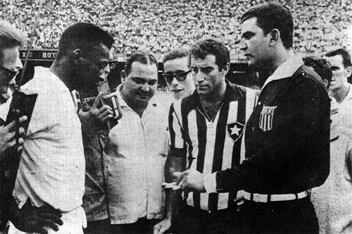 Antes de um jogaço entre Santos e Botafogo, Pelé e Gérson aguardam o árbitro Ethel Rodrigues divulgar o resultado do cara ou coroa. A foto foi enviada pelo historiador Walter Roberto Peres, de Santos (SP).

