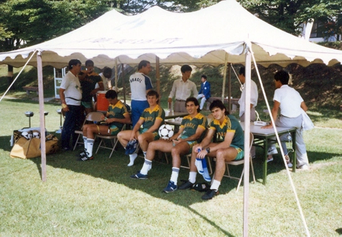 Mais um registro do selecionado olímpico de 1988. Sentados, da esquerda para a direita, o meio-campista Milton, o meia Neto, o centroavante Edmar (com a bola) e o zagueiro André Cruz. Em pé, de branco (camiseta escrita Brasil), o técnico Carlos Alberto Silva