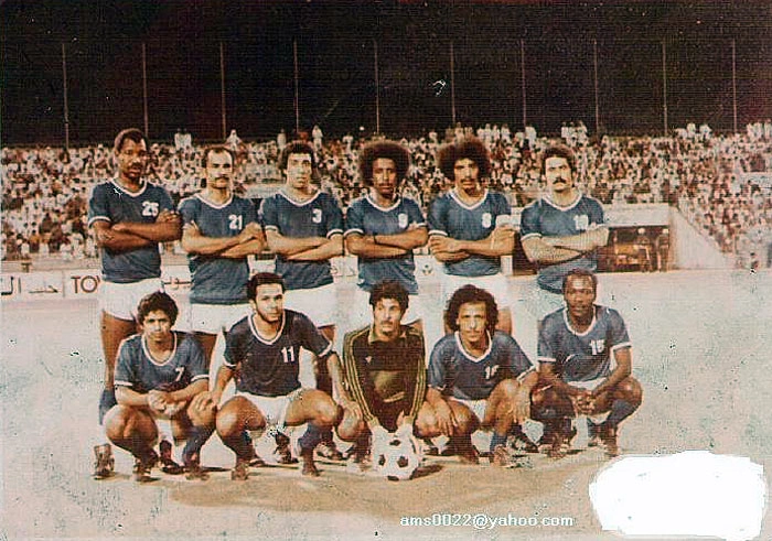 Rivellino (o último de pé, à direita) no time Al Hilal, em 1979. Foto localizada no Facebook e enviada por Gilvan Newton em junho de 2012