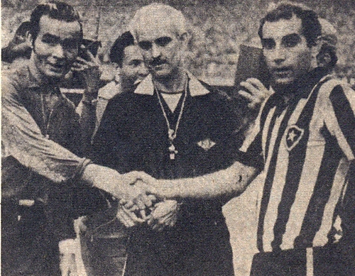 Imagem da decisão do Campeonato Carioca de 1967. O Botafogo de Gérson venceu o Bangu de Ubirajara por 2 a 1, confronto apitado por Antônio Viug (ao centro)