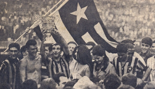 Festa botafoguense pela conquista do título carioca de 1967. Rogério é o primeiro da esquerda para a direita. Gérson está levantando a taça