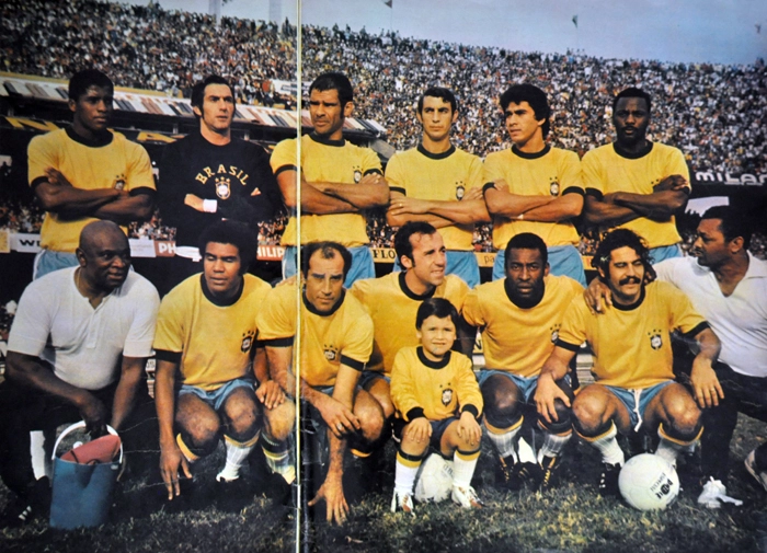 Da esquerda para a direita, em pé: Zé Maria, Felix, Brito, Piazza, Clodoaldo e Everaldo. Agachados: Mário Américo, Zequinha, Gérson, Tostão, Pelé, Rivellino e Nocaute Jack. Foto: Reprodução da revista Manchete