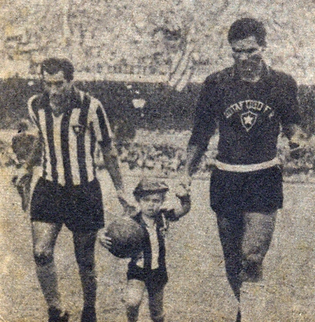 Botafogo entra em campo para enfrentar o Bangu na decisão do Campeonato Carioca de 1967. Na foto, Gérson e o goleiro Manga, duas lendas do 