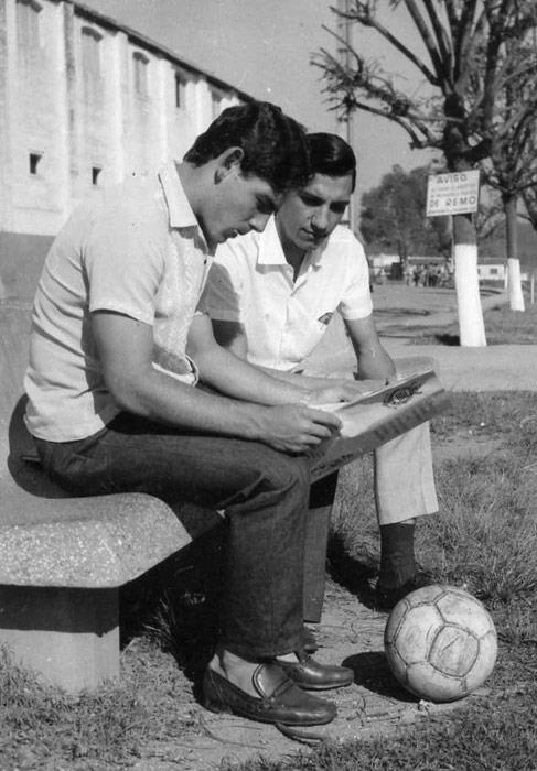 Osmar de Oliveira (direita), à época repórter do Jornal Coringão, mostra uma de suas matérias ao também jovem Rivellino. Foto: Reprodução/Facebook