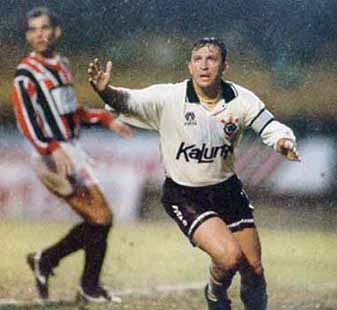 Neto vibra com a Fiel depois de marcar um gol no arquirrival São Paulo. Símbolo de uma era no Parque São Jorge