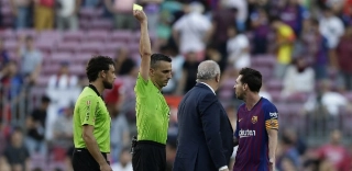 Argentino recebeu amarelo ap&oacute;s o fim da partida por reclama&ccedil;&atilde;o. Foto: Manu Fernandez/AP/Via UOL