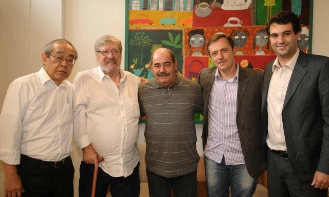 Da esquerda para a direita: Celso Kinjô (Gerente de Jornalismo da TV Cultura), Michel Laurence (comentarista esportivo), Roberto Rivellino, Vladir Lemos (apresentador do Cartão Verde) e Eduardo Brandini (Vice-presidente de conteúdo da Fundação Padre Anchieta). Riva assinou contrato com a Cultura dia 01 de novembro de 2012. Crédito da foto: TV Cultura