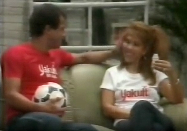 Carlos Alberto Torres e sua então esposa Teresinha Sodré, durante comercial da Yakult, em 1986. Reprodução/YouTube