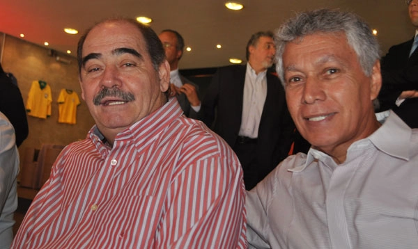 Rivellino e Clodoaldo, que se enfrentaram muitas vezes em duelos entre o Timão e o Peixe, presentes ao almoço dos campeões mundiais de futebol em 25 de abril de 2013, no Espaço Unyco, no Estádio do Morumbi. Foto: Marcos Júnior/Portal TT