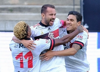 Em bom momento, Everton marcou um dos gols do Mengão na goleada sobre o Corinthians. Foto: Twitter/Reprodução