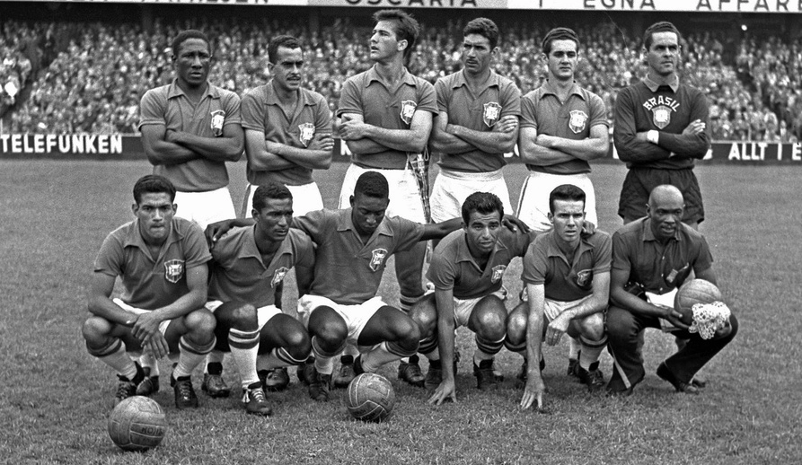 Seleção posou para a foto antes da vitória por 5 a 2 contra a Suécia, na final da Copa de 1958. De pé, da esquerda para direita: Djalma Santos; Zito; Bellini; Nilton Santos; Orlando e Gylmar. Agachados, da esquerda para a direita: Garrincha, Didi, Pelé, Vavá, Zagallo e Mário Américo. Foto: UOL