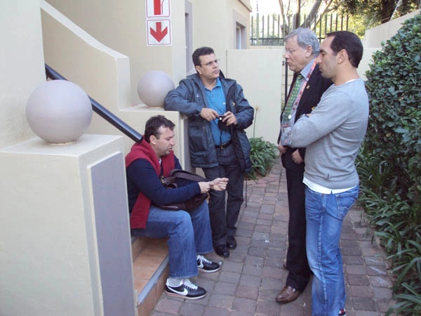 Em Johannesburgo, Neto, sentado, fazendo sua primeira Copa do Mundo, em 2010, como comentarista esportivo, pela Band. Na imagem, também estão: Téo José, Milton Neves e Edmundo, outro estreante como comentarista no maior evento futebolístico do mundo. Foto: Netto Neves