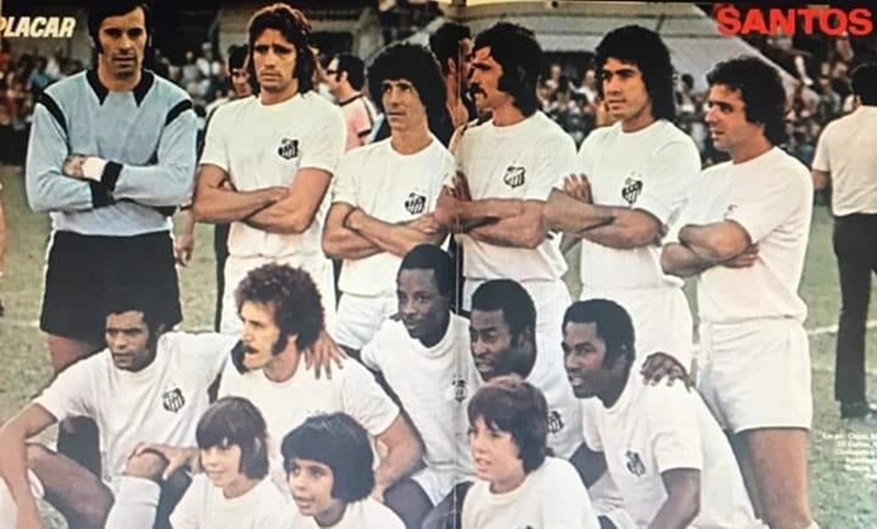 1973, Santos futebol Clube. Em pé: Cejas, Marinho, Zé Carlos, Vicente, Clodoaldo, Turcão. Agachados: Jair da Costa, Brecha, Eusébio, Pelé e Edu. Foto: Reprodução Facebook/Marco Antonio Aurichio