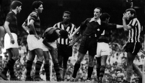 Final do Campeonato Carioca de 1962, entre Botafogo e Flamengo. Na foto, os flamenguistas Murilo, Nelson, Paulo Choco (curvado), o botafoguense Arlindo, o árbitro Eunápio de Queiroz, o rubro-negro Carlinhos o 