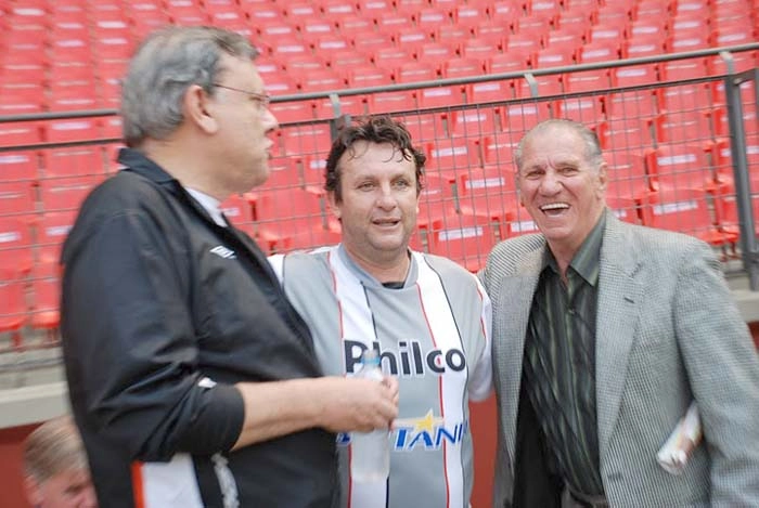 Milton, Neto e Puskas relembrando histórias do futebol, em encontro na Arena da Baixada