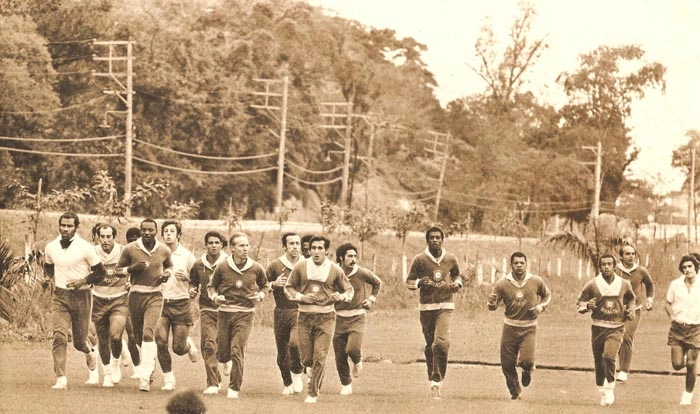 Treinamento da Seleção Brasileira: Da esquerda para a direita: Brito, Gérson, Zé Maria (parcialmente encoberto), Everaldo, Luís Carlos Galter, Vaguinho, Zagallo, Tostão, Paulo César Caju (parcialmente encoberto), Carlos Alberto Parreira, Rivellino, Marco Antonio, Claudiomiro, Dirceu Lopes, Admildo Chirol e Eurico. Foto do Jornal do Brasil