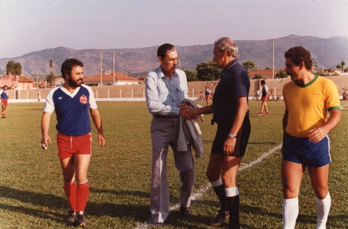 Em Atibaia, interior de São Paulo, Oswaldo Brandão cumprimenta o árbitro Catão Montez Filho antes de jogo da Seleção de Masters do Brasil x Masters de Atibaia, em 1987. À direita, Roberto Rivellino. Foto enviada por Catão Montez Neto