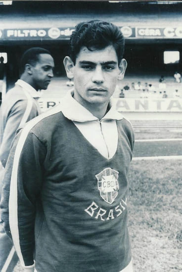 Treino da Seleção Brasileira no Morumbi, em 1965, antes do amistoso contra a Hungria, partida que o time canarinho venceu por 5 a 3, no Pacaembu. Atrás, à esquerda, Geraldino. Foto: José Frascino, enviada por Cacá Bizzocchi