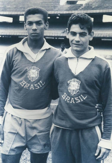 Suingue e Rivellino em treino da Seleção Brasileira no Morumbi, em 1965, antes do amistoso contra a Hungria, partida que o time canarinho venceu por 5 a 3, no Pacaembu. Foto: José Frascino, enviada por Cacá Bizzocchi